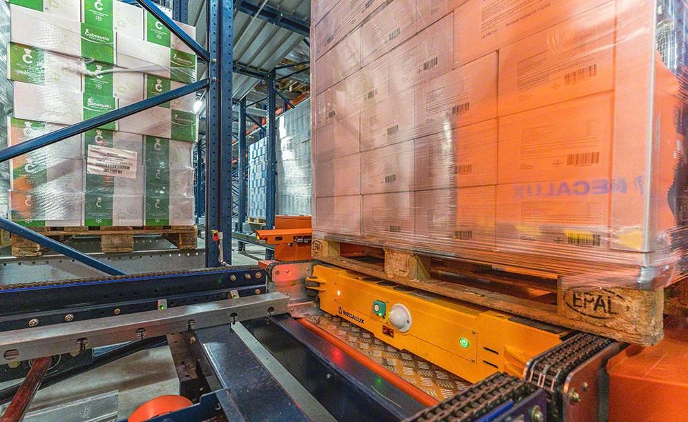 Подача паллета с шаттла на конвейер